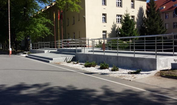 Wykonanie projektu i naprawa trybuny wraz z wymianą balustrad w kompleksie wojskowym przy ul Obornickiej 108 we Wrocławiu